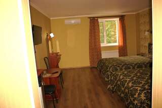 Отель Hotel Gostynnyi Dvir Буча Двухместный номер с 2 отдельными кроватями и душем-2