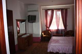 Отель Hotel Gostynnyi Dvir Буча Двухместный номер с 1 кроватью и собственной ванной комнатой-4